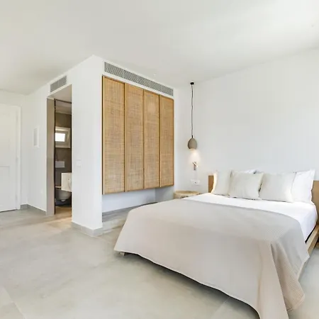 Blue - 4 Luxurious, Sea Front 호텔